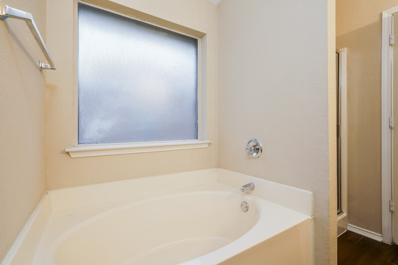 2,120/Mo, 430 Beard Dr Cedar Hill, TX 75104 Main Bathroom View 2