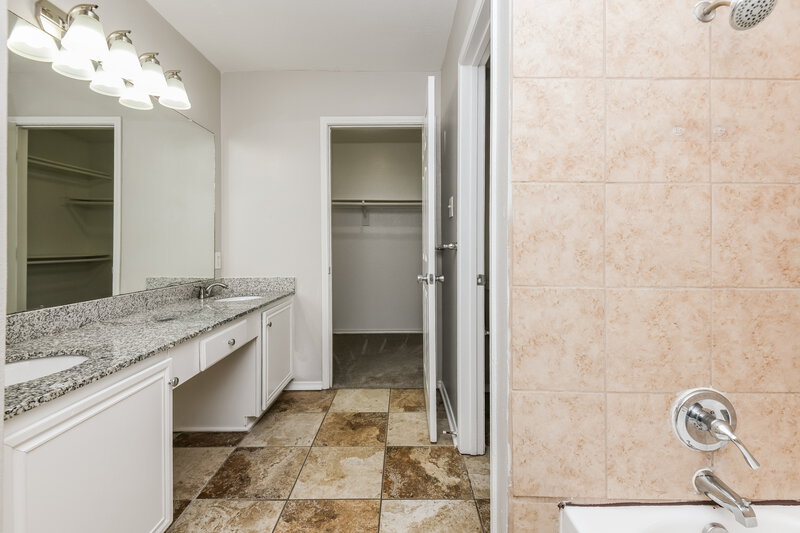 2,180/Mo, 6305 Glen Knoll Dr Fort Worth, TX 76179 Main Bathroom View