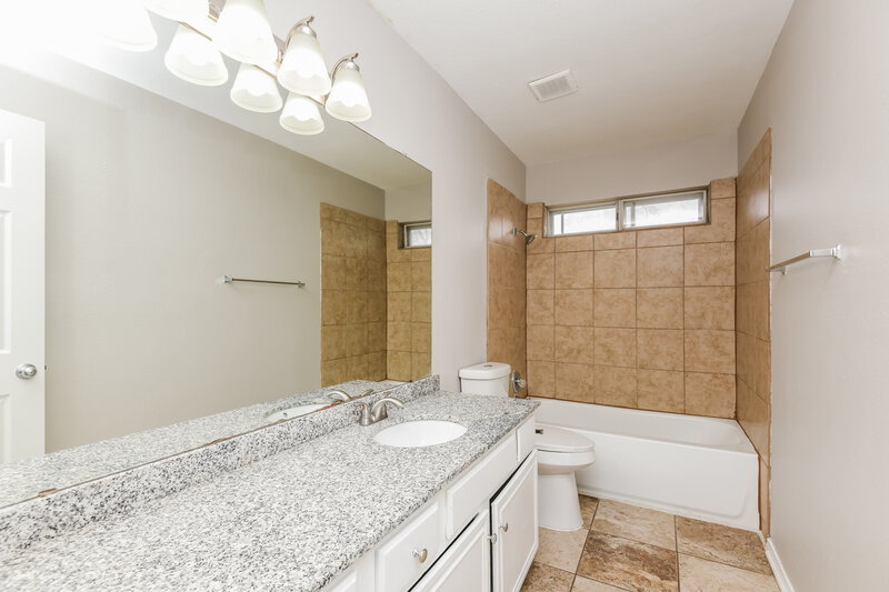 2,180/Mo, 6305 Glen Knoll Dr Fort Worth, TX 76179 Bathroom View