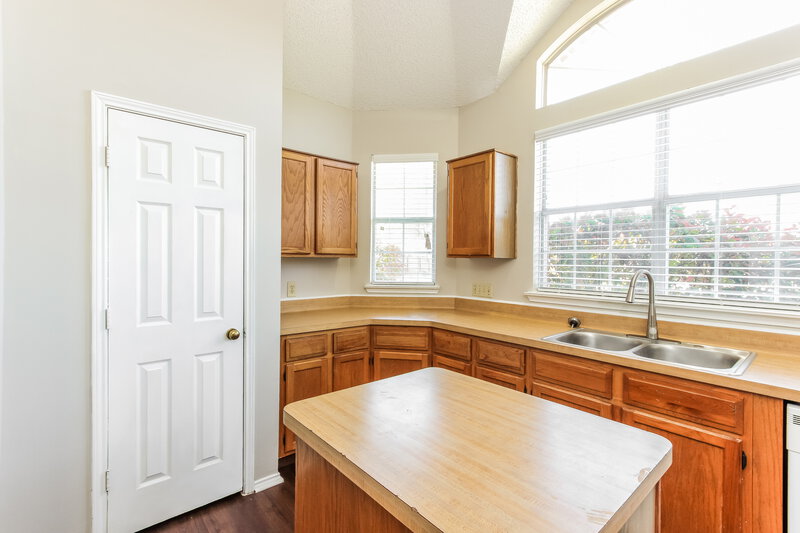 2,075/Mo, 2324 Browning Dr Mesquite, TX 75181 Kitchen View