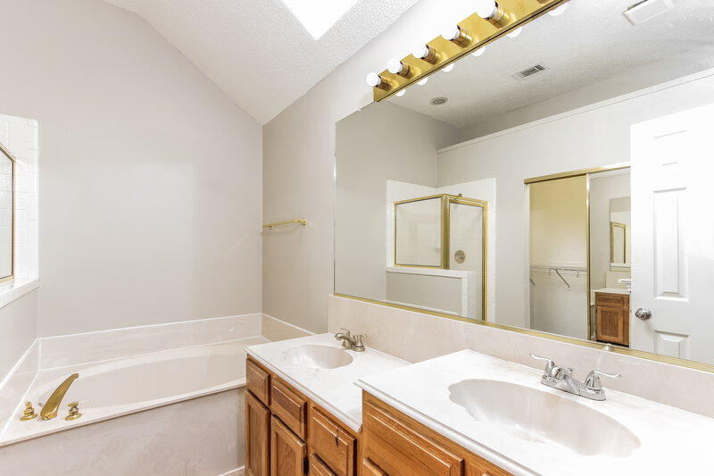 2,075/Mo, 2324 Browning Dr Mesquite, TX 75181 Main Bathroom View
