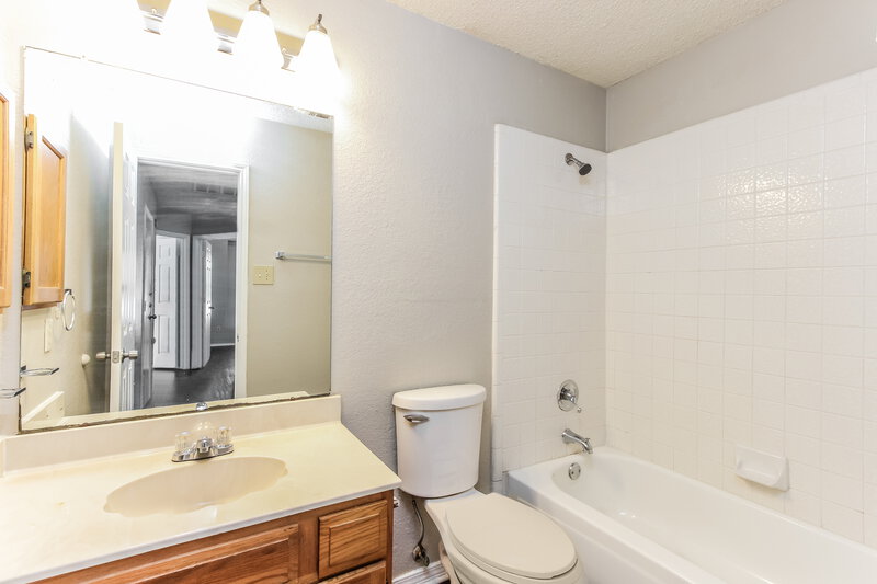 2,185/Mo, 2324 Browning Dr Mesquite, TX 75181 Bathroom View