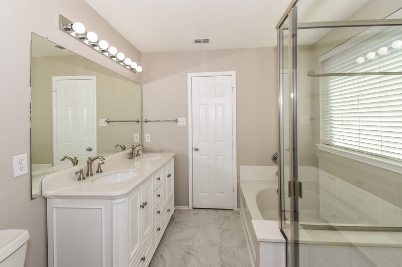 2,280/Mo, 505 Rowdy Dr Royse City, TX 75189 Main Bathroom View