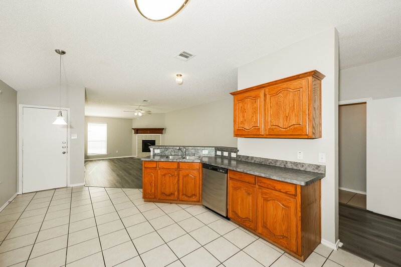 2,595/Mo, 829 Clear Creek Dr Desoto, TX 75115 Kitchen View 2