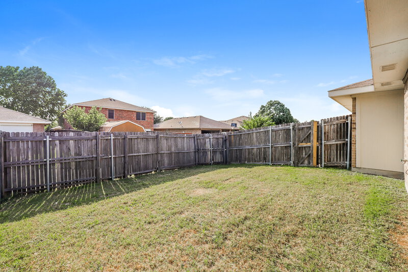 2,595/Mo, 829 Clear Creek Dr Desoto, TX 75115 Rear View 2