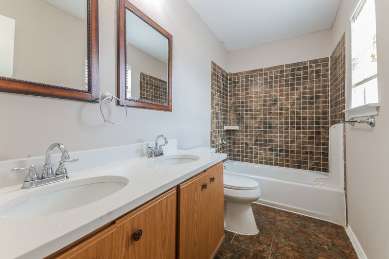 2,195/Mo, 1112 Beechwood Dr Denton, TX 76210 Main Bathroom View