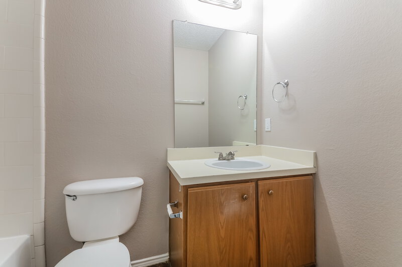 2,195/Mo, 1112 Beechwood Dr Denton, TX 76210 Bathroom View