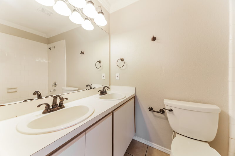 2,000/Mo, 3312 Bent Creek Dr Denton, TX 76210 Main Bathroom View