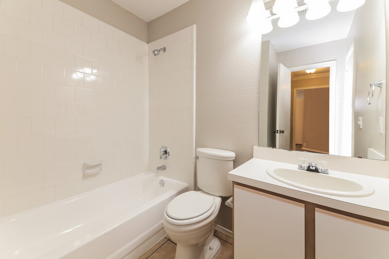 2,000/Mo, 3312 Bent Creek Dr Denton, TX 76210 Bathroom View