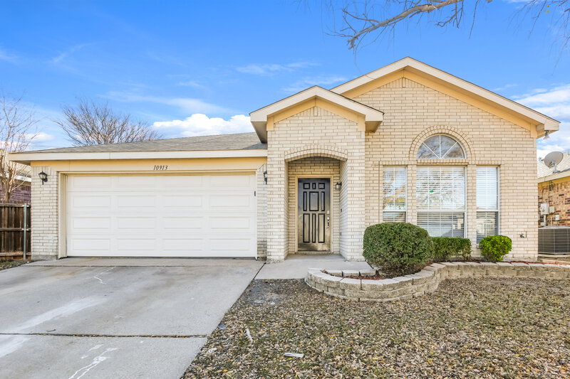 1,880/Mo, 10913 Deauville Cir S Fort Worth, TX 76108 External View