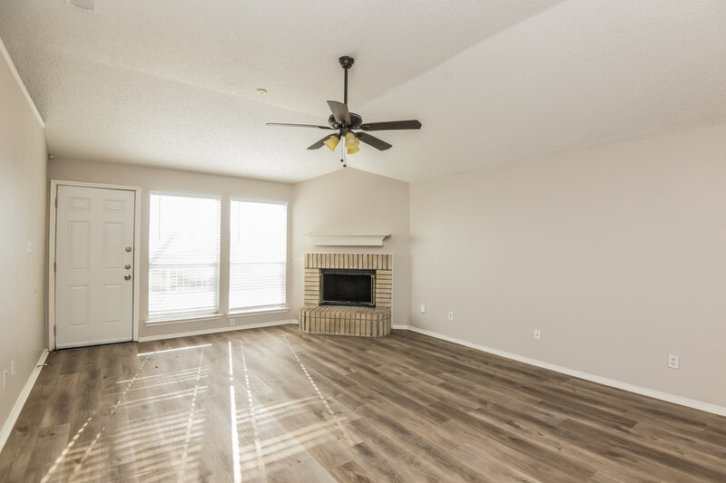 1,880/Mo, 10913 Deauville Cir S Fort Worth, TX 76108 Living Room View