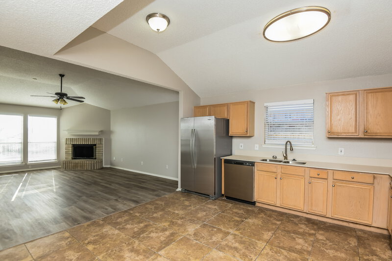 1,880/Mo, 10913 Deauville Cir S Fort Worth, TX 76108 Kitchen View 2