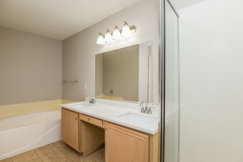 1,880/Mo, 10913 Deauville Cir S Fort Worth, TX 76108 Main Bathroom View