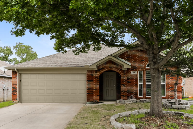 2,570/Mo, 1521 Creekstone Ct Fort Worth, TX 76112 External View
