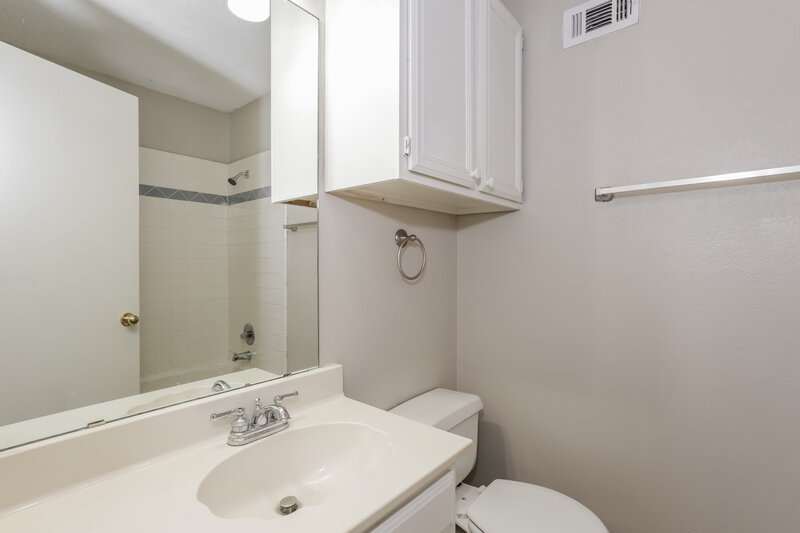 2,530/Mo, 6505 Nicole Way Arlington, TX 76002 Bathroom View