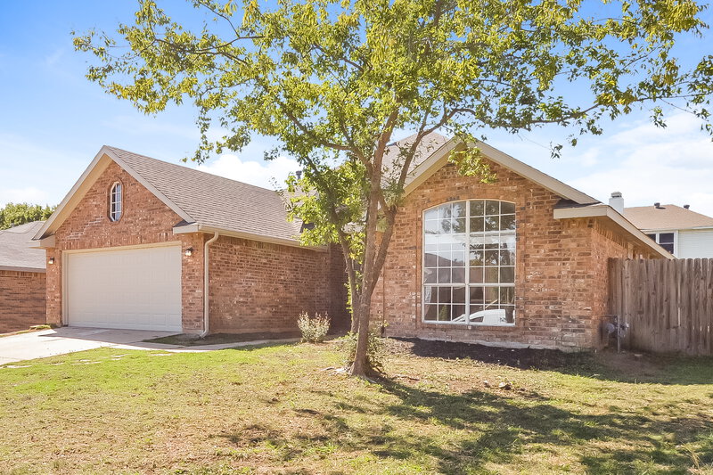 2,230/Mo, 2317 Westview Trl Denton, TX 76207 Front View 2