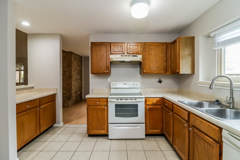 2,780/Mo, 6317 Woodstream Trl Fort Worth, TX 76133 Kitchen View 2