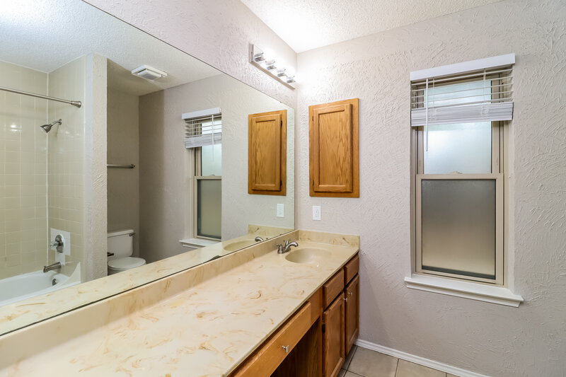 2,780/Mo, 6317 Woodstream Trl Fort Worth, TX 76133 Main Bathroom View