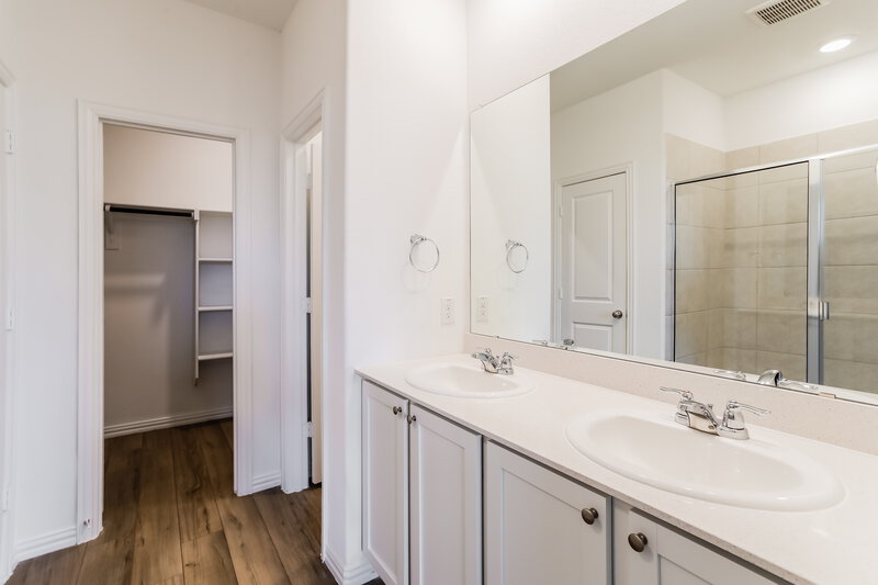2,190/Mo, 1108 Daffodil Street Princeton, TX 75407 Main Bathroom View