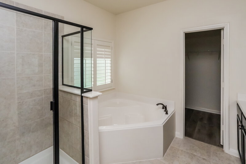 3,105/Mo, 121 Parks Branch Rd Red Oak, TX 75154 Main Bathroom View