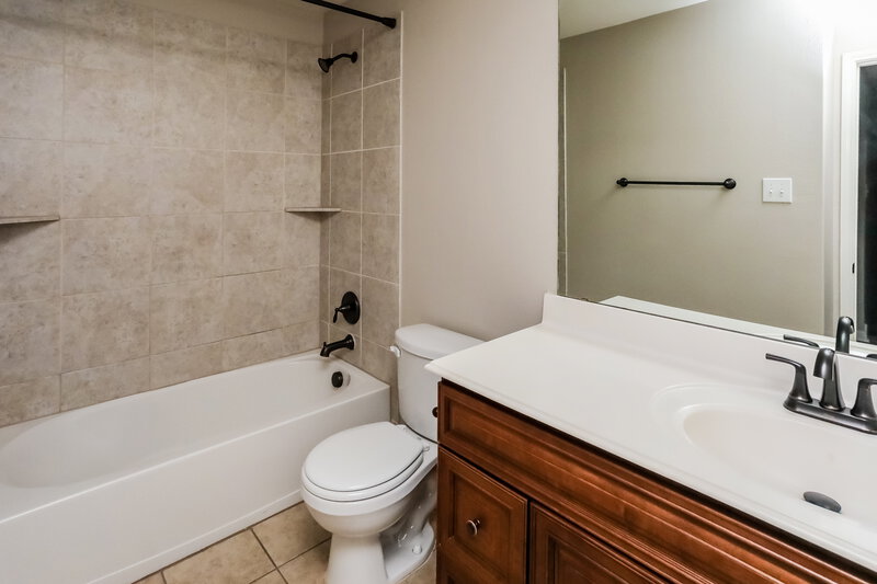 3,105/Mo, 121 Parks Branch Rd Red Oak, TX 75154 Bathroom View 2
