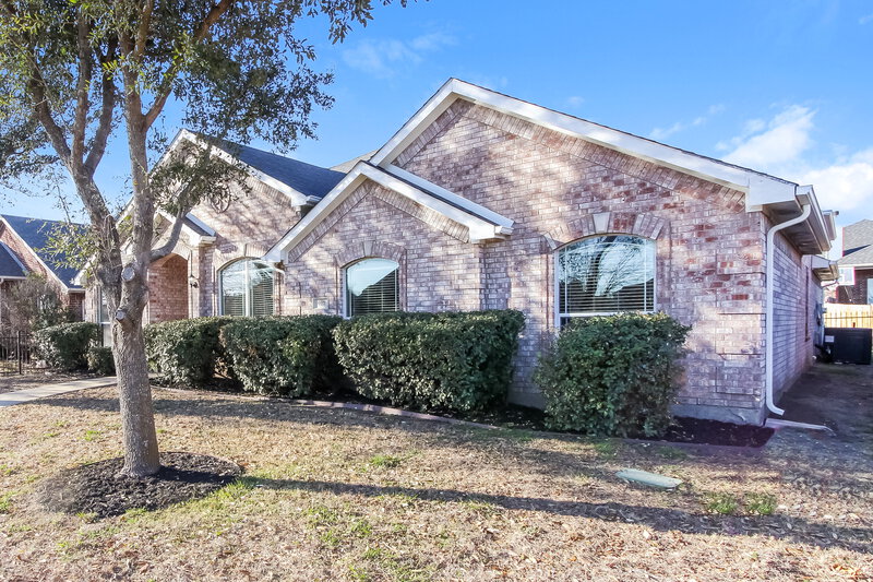 2,510/Mo, 917 Norwood Ln Lancaster, TX 75146 Front View