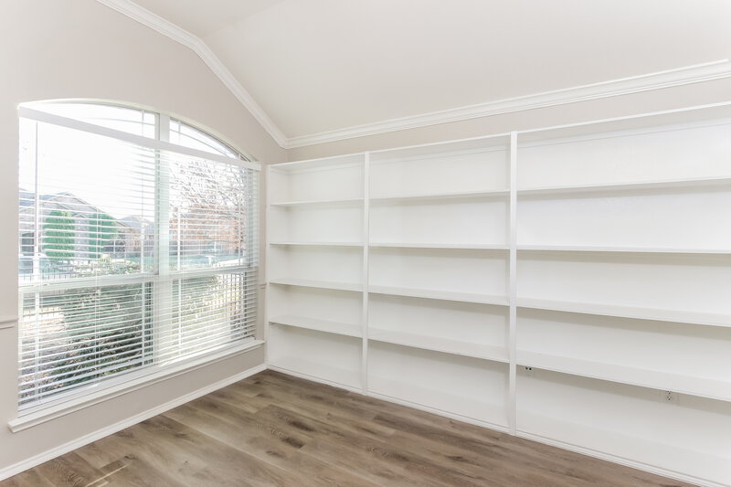 2,510/Mo, 917 Norwood Ln Lancaster, TX 75146 Office View