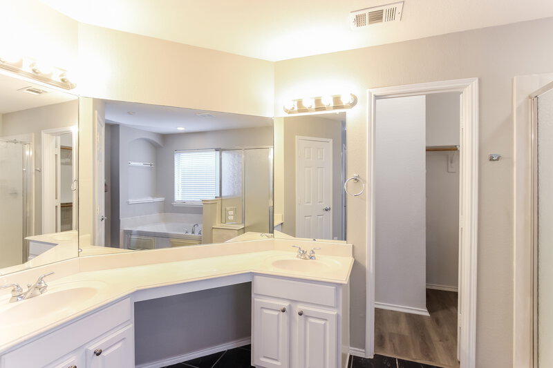 2,510/Mo, 917 Norwood Ln Lancaster, TX 75146 Main Bathroom View