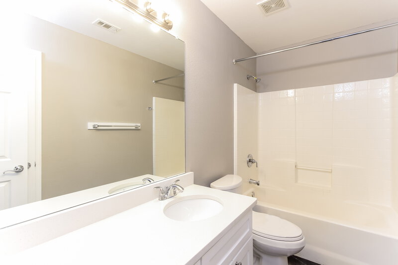 2,510/Mo, 917 Norwood Ln Lancaster, TX 75146 Bathroom View