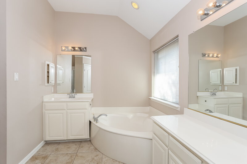2,265/Mo, 863 Sonora Ln Grand Prairie, TX 75052 Main Bathroom View