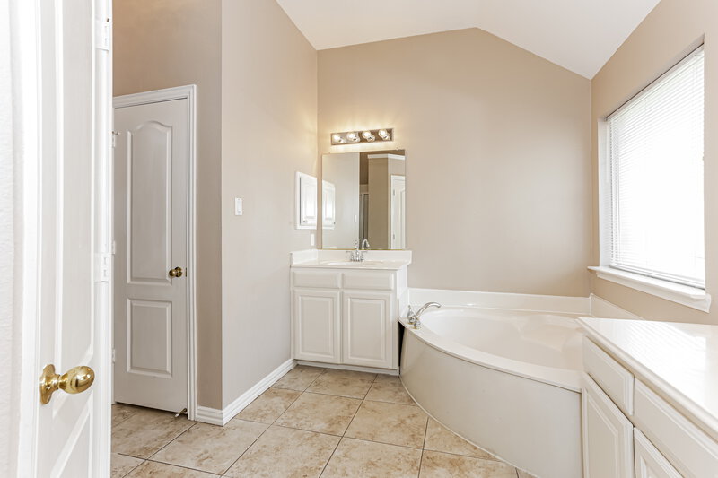 2,530/Mo, 863 Sonora Ln Grand Prairie, TX 75052 Main Bathroom View