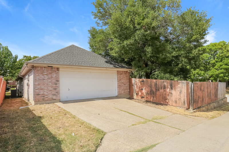 2,265/Mo, 863 Sonora Ln Grand Prairie, TX 75052 Garage View