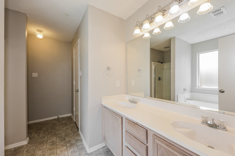 2,410/Mo, 2400 Stagecoach St Fort Worth, TX 76133 Main Bathroom View