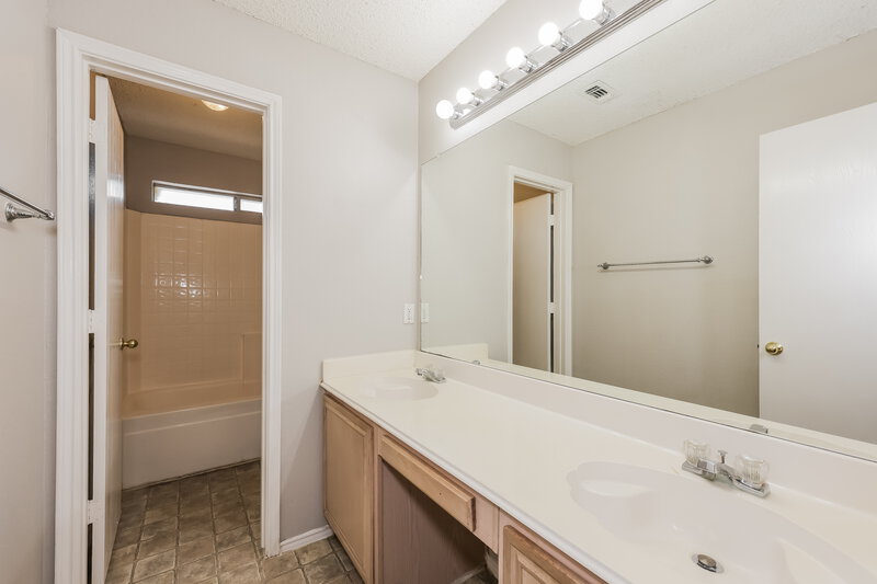 2,410/Mo, 2400 Stagecoach St Fort Worth, TX 76133 Bathroom View