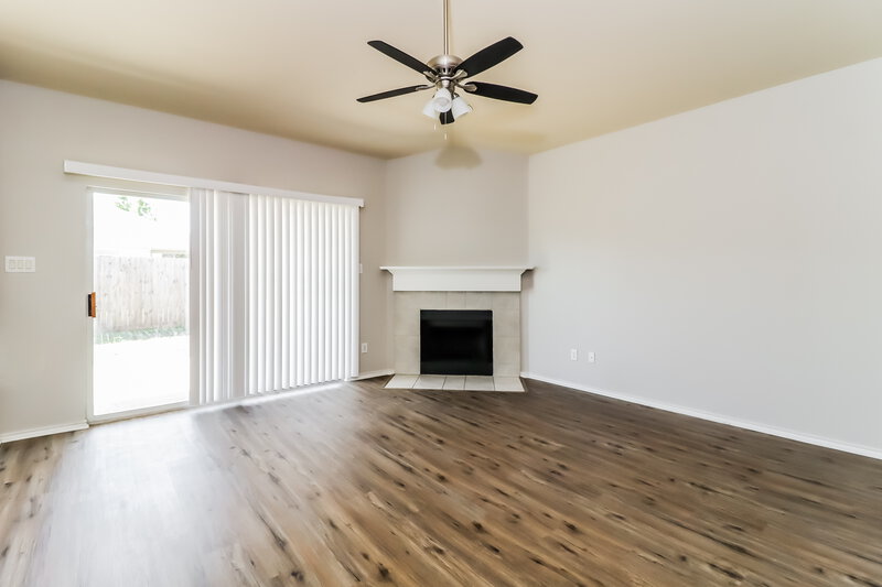2,250/Mo, 3220 Royal Crest Dr Fort Worth, TX 76140 Living Room View