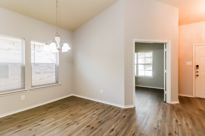 2,250/Mo, 3220 Royal Crest Dr Fort Worth, TX 76140 Dining Room View 2