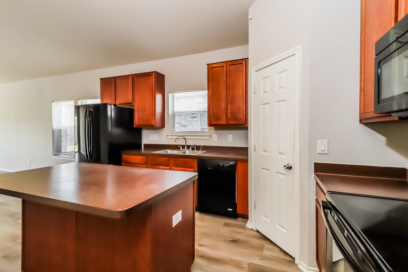 2,250/Mo, 3220 Royal Crest Dr Fort Worth, TX 76140 Kitchen View