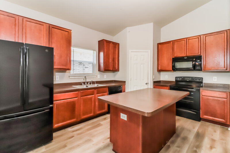 2,250/Mo, 3220 Royal Crest Dr Fort Worth, TX 76140 Kitchen View 2
