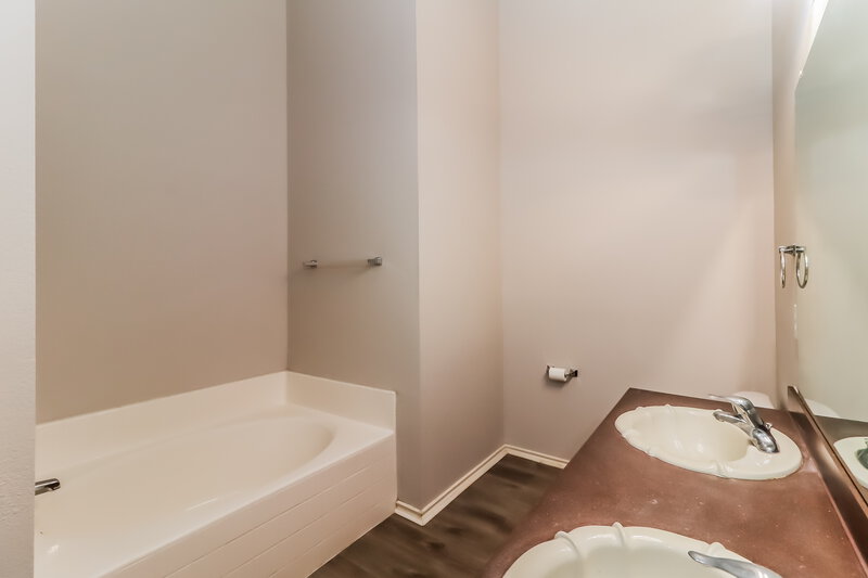 2,250/Mo, 3220 Royal Crest Dr Fort Worth, TX 76140 Main Bathroom View