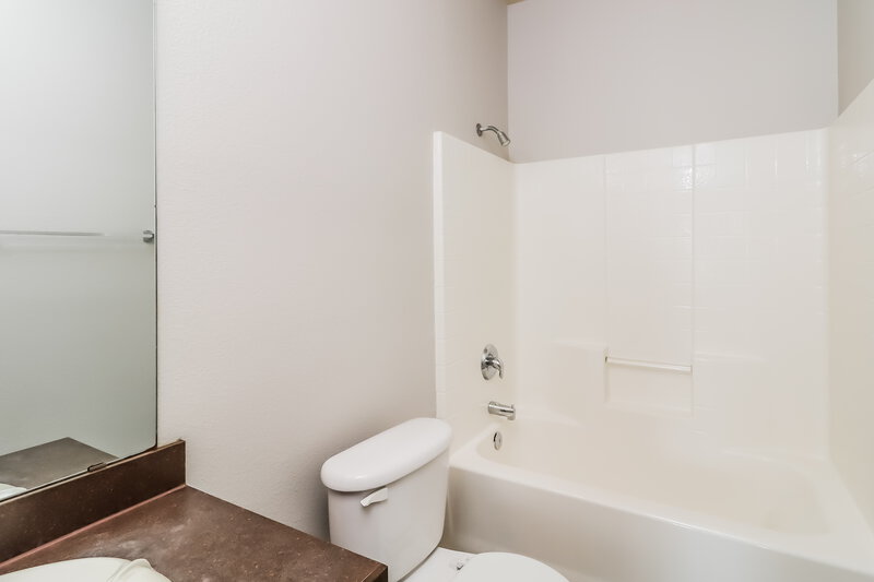 2,250/Mo, 3220 Royal Crest Dr Fort Worth, TX 76140 Bathroom View