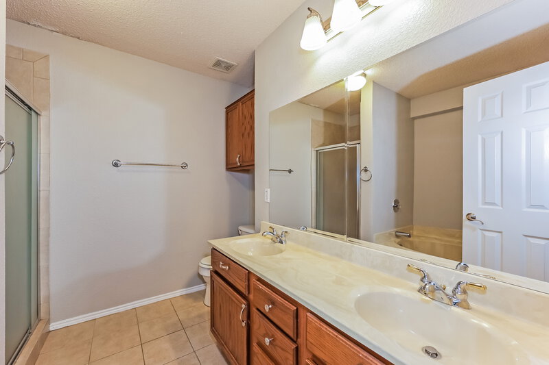 2,470/Mo, 705 Gull Cir Saginaw, TX 76131 Main Bathroom View