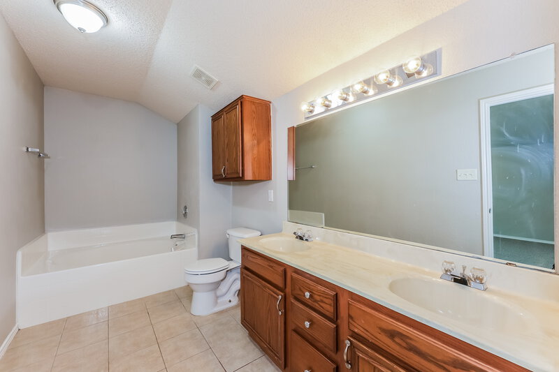 2,470/Mo, 705 Gull Cir Saginaw, TX 76131 Bathroom View