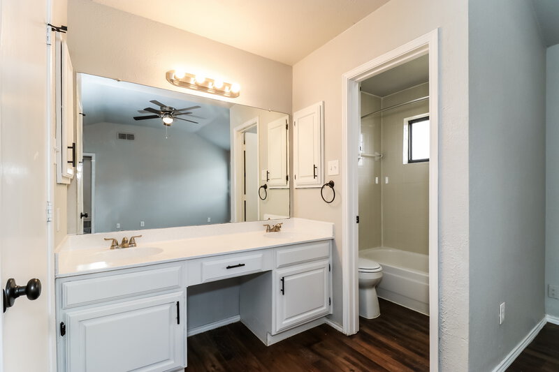 2,860/Mo, 10229 Stoney Bridge Rd Fort Worth, TX 76108 Main Bathroom View