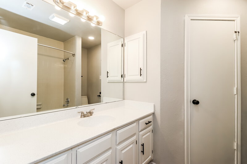 2,860/Mo, 10229 Stoney Bridge Rd Fort Worth, TX 76108 Bathroom View