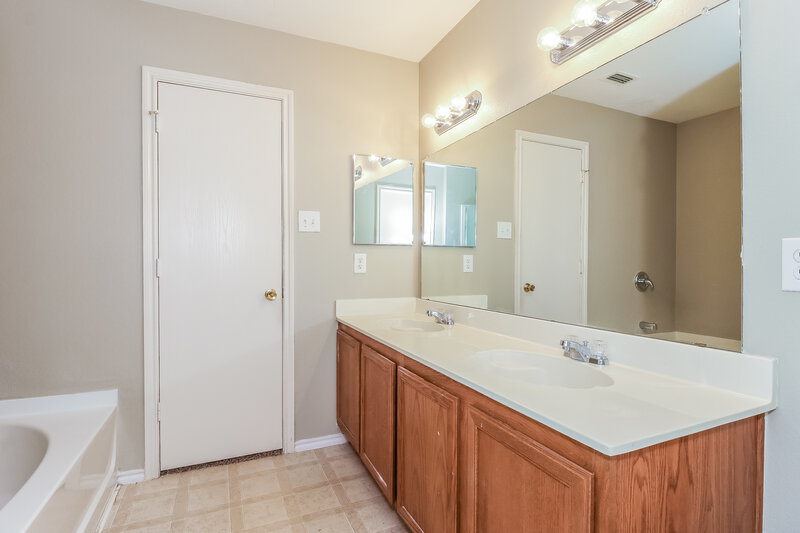 2,765/Mo, 4013 Foxhound Ln Fort Worth, TX 76123 Bathroom View 2
