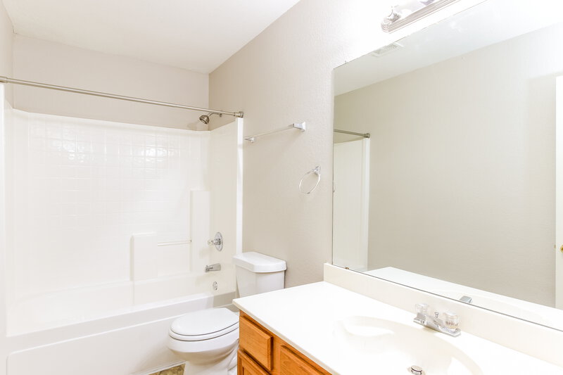 2,360/Mo, 4532 Stones River Rd Grand Prairie, TX 75052 Bathroom View