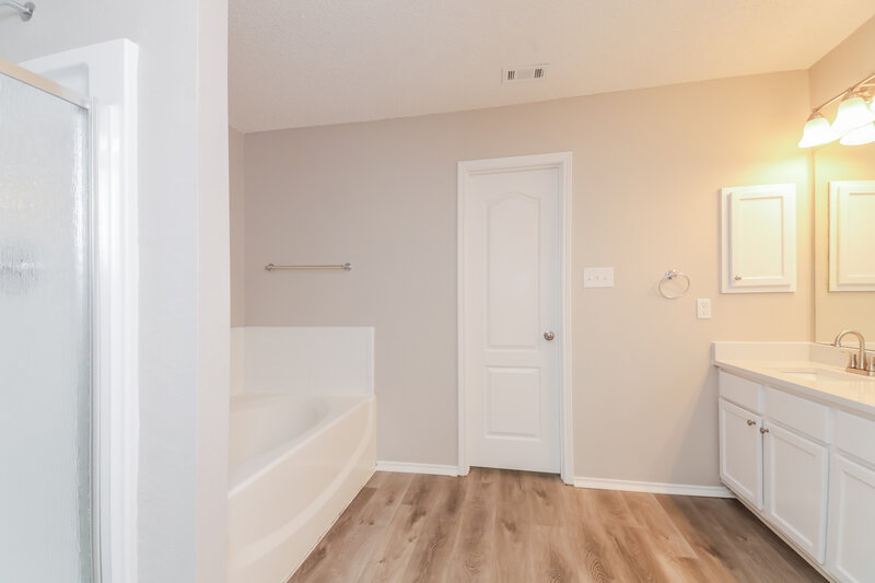 2,720/Mo, 138 Hampshire Ln Rockwall, TX 75032 Main Bathroom View 2