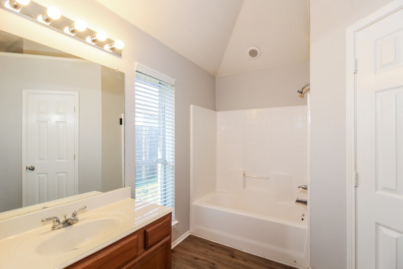 1,775/Mo, 2920 Oakshire St Denton, TX 76209 Main Bathroom View