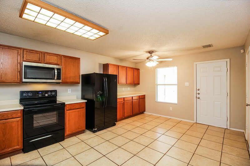 2,140/Mo, 7620 Shoal Bnd Denton, TX 76210 Kitchen View 2