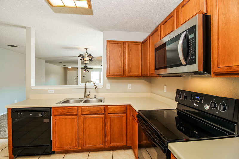 2,140/Mo, 7620 Shoal Bnd Denton, TX 76210 Kitchen View 3